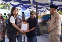 Wakil Menteri Ekonomi Kreatif RI, Irene Umar, di dampingi oleh Wakil Gubernur Maluku Utara Sarbin Sehe, dalam peringatan HUT ke-27 Provinsi Maluku Utara, dengan acara melukis kapal Nelayan yang dilaksanakan di Pelabuhan Perikanan Bastiong, Ternate, Kamis (24/9/2026). Dok. Humas ADPIM