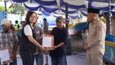 Wakil Menteri Ekonomi Kreatif RI, Irene Umar, di dampingi oleh Wakil Gubernur Maluku Utara Sarbin Sehe, dalam peringatan HUT ke-27 Provinsi Maluku Utara, dengan acara melukis kapal Nelayan yang dilaksanakan di Pelabuhan Perikanan Bastiong, Ternate, Kamis (24/9/2026). Dok. Humas ADPIM