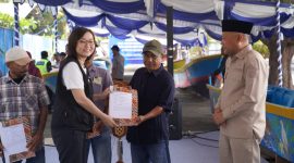 Wakil Menteri Ekonomi Kreatif RI, Irene Umar, di dampingi oleh Wakil Gubernur Maluku Utara Sarbin Sehe, dalam peringatan HUT ke-27 Provinsi Maluku Utara, dengan acara melukis kapal Nelayan yang dilaksanakan di Pelabuhan Perikanan Bastiong, Ternate, Kamis (24/9/2026). Dok. Humas ADPIM