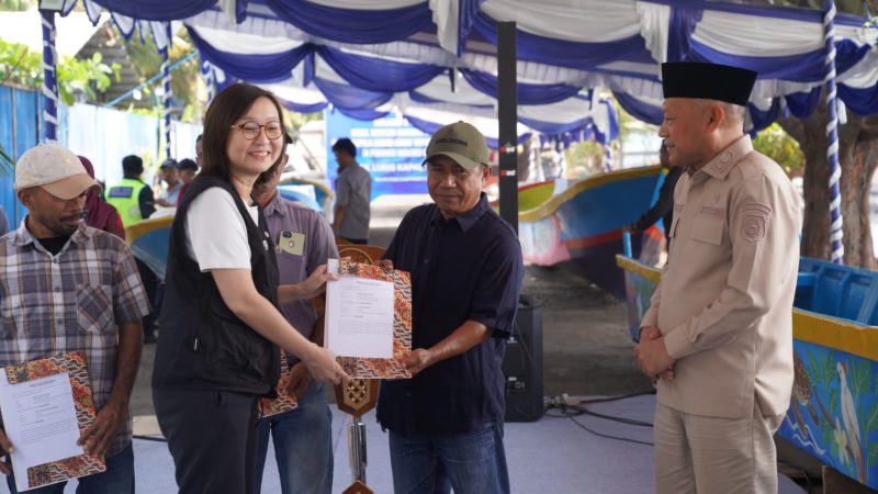 Wakil Menteri Ekonomi Kreatif RI, Irene Umar, di dampingi oleh Wakil Gubernur Maluku Utara Sarbin Sehe, dalam peringatan HUT ke-27 Provinsi Maluku Utara, dengan acara melukis kapal Nelayan yang dilaksanakan di Pelabuhan Perikanan Bastiong, Ternate, Kamis (24/9/2026). Dok. Humas ADPIM