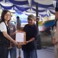 Wakil Menteri Ekonomi Kreatif RI, Irene Umar, di dampingi oleh Wakil Gubernur Maluku Utara Sarbin Sehe, dalam peringatan HUT ke-27 Provinsi Maluku Utara, dengan acara melukis kapal Nelayan yang dilaksanakan di Pelabuhan Perikanan Bastiong, Ternate, Kamis (24/9/2026). Dok. Humas ADPIM