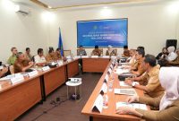Sekda bersama Kepala Perangkat Daerah , Tim Penyusun Naskah Akademik , Sampoerna University, jajaran direksi dan pimpinan BUMD melaksanakan FGD tentang Revitalisasi BUMD Provinsi Maluku Utara yang bertempat di ruang VIP Bandara Baabullah, Ternate, pada Selasa (29/09/26). Dok. Humas ADPIM