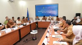 Sekda bersama Kepala Perangkat Daerah , Tim Penyusun Naskah Akademik , Sampoerna University, jajaran direksi dan pimpinan BUMD melaksanakan FGD tentang Revitalisasi BUMD Provinsi Maluku Utara yang bertempat di ruang VIP Bandara Baabullah, Ternate, pada Selasa (29/09/26). Dok. Humas ADPIM