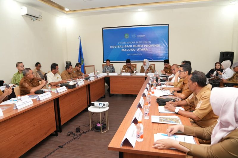 Sekda bersama Kepala Perangkat Daerah , Tim Penyusun Naskah Akademik , Sampoerna University, jajaran direksi dan pimpinan BUMD melaksanakan FGD tentang Revitalisasi BUMD Provinsi Maluku Utara yang bertempat di ruang VIP Bandara Baabullah, Ternate, pada Selasa (29/09/26). Dok. Humas ADPIM
