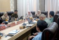 Pemerintah Provinsi Maluku Utara bersama BPK RI Perwakilan Provinsi Maluku Utara menggelar diskusi terkait Pengelolaan Sumber Daya Mineral dan Ketahanan Energi di Ruang Rapat Lantai 2 Kediaman Crysant TERNATE. Jumat, (18/09/26). Dok. Humas Pemprov Malut