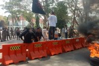 Massa aksi yang tergabung dari Samurai Maluku Utara yang melaksanakan Demonstrasi di depan kantor Bupati. Kamis, (01/10/26). Dok. Ian. 