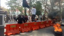 Massa aksi yang tergabung dari Samurai Maluku Utara yang melaksanakan Demonstrasi di depan kantor Bupati. Kamis, (01/10/26). Dok. Ian.