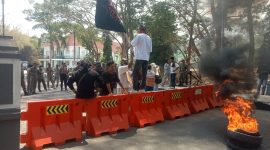 Massa aksi yang tergabung dari Samurai Maluku Utara yang melaksanakan Demonstrasi di depan kantor Bupati. Kamis, (01/10/26). Dok. Ian. 