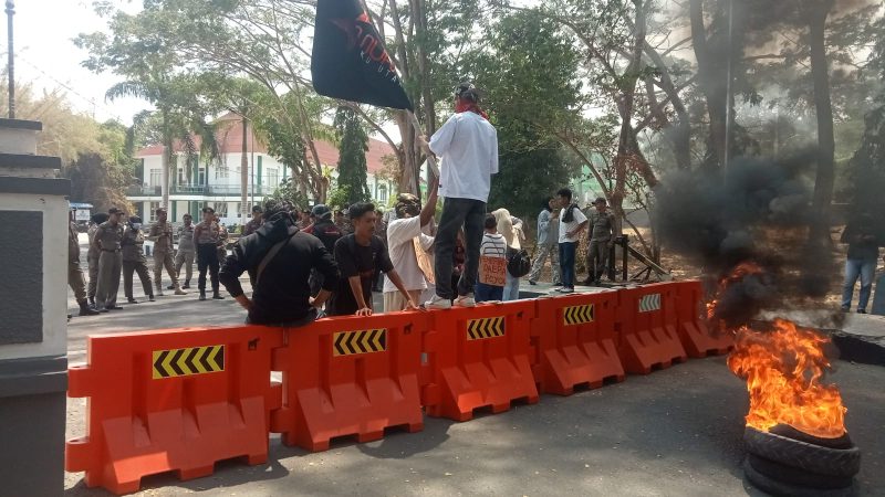Massa aksi yang tergabung dari Samurai Maluku Utara yang melaksanakan Demonstrasi di depan kantor Bupati. Kamis, (01/10/26). Dok. Ian. 
