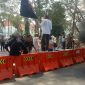 Massa aksi yang tergabung dari Samurai Maluku Utara yang melaksanakan Demonstrasi di depan kantor Bupati. Kamis, (01/10/26). Dok. Ian. 