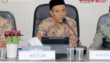 Foto Ketua KPU Halsel Tabrid S. Thalib, di Aula Husni Kamil Manik, Kantor KPU Halsel. Kamis (01/10/26). Dok. Istimewah