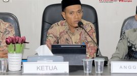 Foto Ketua KPU Halsel Tabrid S. Thalib, di Aula Husni Kamil Manik, Kantor KPU Halsel. Kamis (01/10/26). Dok. Istimewah