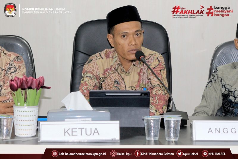 Foto Ketua KPU Halsel Tabrid S. Thalib, di Aula Husni Kamil Manik, Kantor KPU Halsel. Kamis (01/10/26). Dok. Istimewah