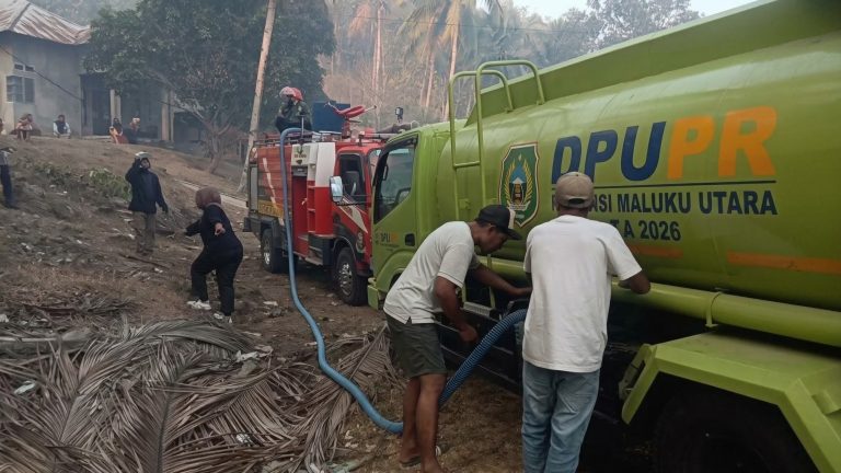 Foto mobil tengki PUPR Provinsi di lokasi Karhutla di Gusale-Kaiyasa. Kamis, (01/10/26). Dok. Istimewah
