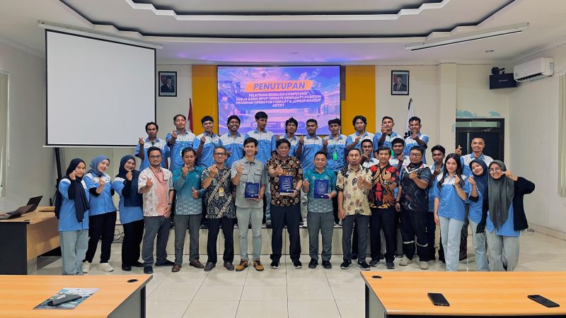 Foto bersama Pemuda Haltim Paska Pelatihan sertifikasi untuk Operator Forklift serta MUA yang di selenggarakan oleh PT. Position di Aula Balai Pelatihan Vokasi dan Produktivitas (BPVP) Ternate pada Jumat (2/10/2026). Dok. M. Dzarik. 