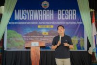 Foto Sekretaris Daerah Kabupaten Halmahera Timur, Ricky Chairul Richfat  Saat menutup Mubes IKB Makayoa Haltim di Dusun Tabadoklo, Desa Dodaga, Minggu (4/10/2026). Dok. M. Dzarik. 