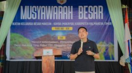 Foto Sekretaris Daerah Kabupaten Halmahera Timur, Ricky Chairul Richfat  Saat menutup Mubes IKB Makayoa Haltim di Dusun Tabadoklo, Desa Dodaga, Minggu (4/10/2026). Dok. M. Dzarik. 
