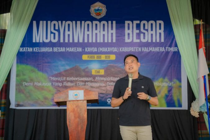 Foto Sekretaris Daerah Kabupaten Halmahera Timur, Ricky Chairul Richfat  Saat menutup Mubes IKB Makayoa Haltim di Dusun Tabadoklo, Desa Dodaga, Minggu (4/10/2026). Dok. M. Dzarik. 