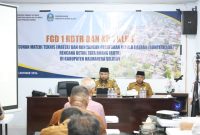 Bupati Halsel, Hasan Ali Bassam Kasuba, membuka Focus Group Discussion (FGD) I RDTR dan Konsultasi Publik I Kajian Lingkungan Hidup Strategis (KLHS) RDTR Kabupaten Halmahera Selatan di Hotel Obama Labuha, Senin (5/10/2026). Dok. Ian. 
