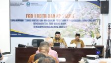 Bupati Halsel, Hasan Ali Bassam Kasuba, membuka Focus Group Discussion (FGD) I RDTR dan Konsultasi Publik I Kajian Lingkungan Hidup Strategis (KLHS) RDTR Kabupaten Halmahera Selatan di Hotel Obama Labuha, Senin (5/10/2026). Dok. Ian.