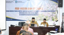 Bupati Halsel, Hasan Ali Bassam Kasuba, membuka Focus Group Discussion (FGD) I RDTR dan Konsultasi Publik I Kajian Lingkungan Hidup Strategis (KLHS) RDTR Kabupaten Halmahera Selatan di Hotel Obama Labuha, Senin (5/10/2026). Dok. Ian. 