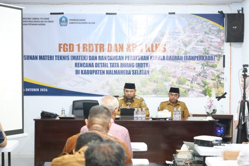Bupati Halsel, Hasan Ali Bassam Kasuba, membuka Focus Group Discussion (FGD) I RDTR dan Konsultasi Publik I Kajian Lingkungan Hidup Strategis (KLHS) RDTR Kabupaten Halmahera Selatan di Hotel Obama Labuha, Senin (5/10/2026). Dok. Ian. 