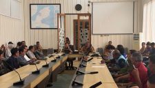 Sekda Haltim, Ricky Chairul Richfat, saat Rapat koordinasi Pemkab Halmahera Timur bersama sejumlah perusahaan tambang di ruang rapat Bupati Haltim. Senin, (5/10/2026). Dok. Dzarik.