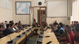 Sekda Haltim, Ricky Chairul Richfat, saat Rapat koordinasi Pemkab Halmahera Timur bersama sejumlah perusahaan tambang di ruang rapat Bupati Haltim. Senin, (5/10/2026). Dok. Dzarik. 