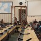 Sekda Haltim, Ricky Chairul Richfat, saat Rapat koordinasi Pemkab Halmahera Timur bersama sejumlah perusahaan tambang di ruang rapat Bupati Haltim. Senin, (5/10/2026). Dok. Dzarik. 