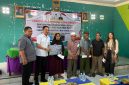 Sekda, Ricky Chairul Richfat, mewakili Bupati Halmahera Timur, secara resmi melaunching sekaligus menyerahkan secara simbolis bantuan perlindungan sosial bagi lansia tidak mampu di Kecamatan Wasile dan Wasile Timur. Rabu, (7/10/2026). Dok. M. Dzarik. 