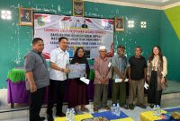 Sekda, Ricky Chairul Richfat, mewakili Bupati Halmahera Timur, secara resmi melaunching sekaligus menyerahkan secara simbolis bantuan perlindungan sosial bagi lansia tidak mampu di Kecamatan Wasile dan Wasile Timur. Rabu, (7/10/2026). Dok. M. Dzarik. 
