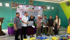 Sekda, Ricky Chairul Richfat, mewakili Bupati Halmahera Timur, secara resmi melaunching sekaligus menyerahkan secara simbolis bantuan perlindungan sosial bagi lansia tidak mampu di Kecamatan Wasile dan Wasile Timur. Rabu, (7/10/2026). Dok. M. Dzarik. 
