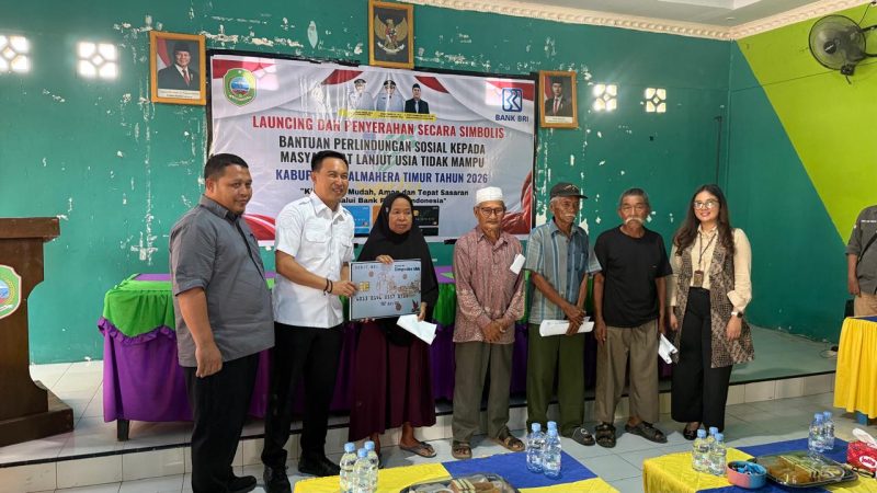Sekda, Ricky Chairul Richfat, mewakili Bupati Halmahera Timur, secara resmi melaunching sekaligus menyerahkan secara simbolis bantuan perlindungan sosial bagi lansia tidak mampu di Kecamatan Wasile dan Wasile Timur. Rabu, (7/10/2026). Dok. M. Dzarik. 