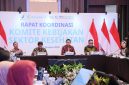 Kepala BPOM RI Prof. Taruna Ikrar bersama Menteri Kesehatan, Budi Gunadi Sadikin, Menteri/Kepala BKKBN Wihaji, wakil Kepala BKKBN Ratu Ayu Isyana Bagoes Oka, serta pimpinan lembaga terkait melaksanakan Rapat Koordinasi Komite Kebijakan Sektor Kesehatan (KKSK) Triwulan III Tahun 2026 di Ballroom Novotel Bogor Golf Resort and Convention Center. Selasa, (6/10/2026). Dok. Istimewa. 