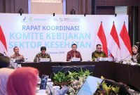 Kepala BPOM RI Prof. Taruna Ikrar bersama Menteri Kesehatan, Budi Gunadi Sadikin, Menteri/Kepala BKKBN Wihaji, wakil Kepala BKKBN Ratu Ayu Isyana Bagoes Oka, serta pimpinan lembaga terkait melaksanakan Rapat Koordinasi Komite Kebijakan Sektor Kesehatan (KKSK) Triwulan III Tahun 2026 di Ballroom Novotel Bogor Golf Resort and Convention Center. Selasa, (6/10/2026). Dok. Istimewa. 