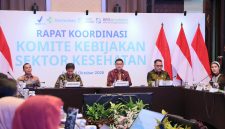 Kepala BPOM RI Prof. Taruna Ikrar bersama Menteri Kesehatan, Budi Gunadi Sadikin, Menteri/Kepala BKKBN Wihaji, wakil Kepala BKKBN Ratu Ayu Isyana Bagoes Oka, serta pimpinan lembaga terkait melaksanakan Rapat Koordinasi Komite Kebijakan Sektor Kesehatan (KKSK) Triwulan III Tahun 2026 di Ballroom Novotel Bogor Golf Resort and Convention Center. Selasa, (6/10/2026). Dok. Istimewa. 