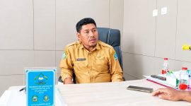Kepala Bagian Kesra Setda Halsel, Suhdan Kasuba, saat ditemui di ruang kerja. Rabu, (07/10/26). Dok. Ian. 