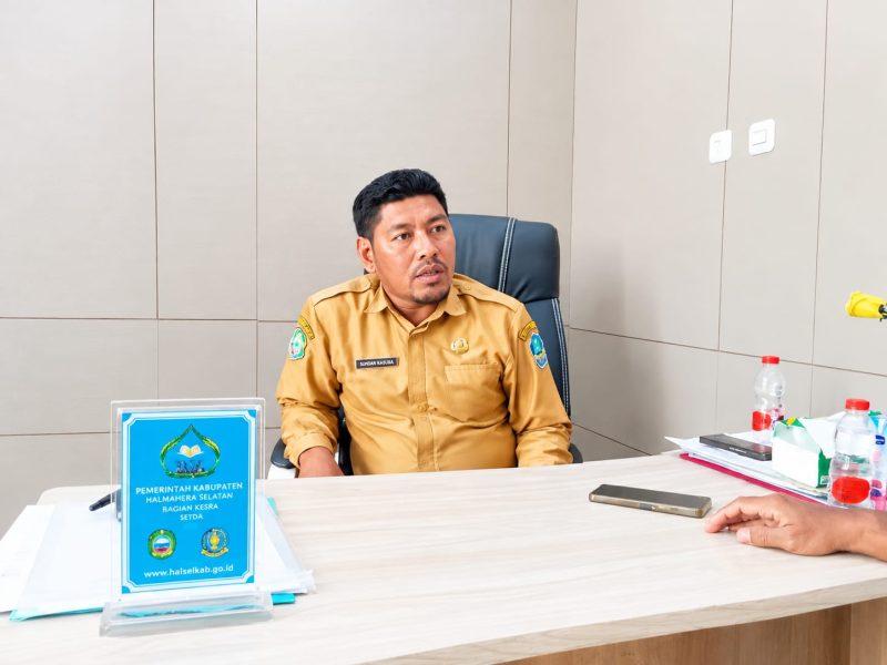 Kepala Bagian Kesra Setda Halsel, Suhdan Kasuba, saat ditemui di ruang kerja. Rabu, (07/10/26). Dok. Ian. 