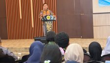 Kepala BPOM, Prof. dr. Taruna Ikrar, M.Biomed., Ph.D., mengawali kuliah umumnya diaula Lantai 3, Universitas Mataram. Kamis, (8/10/2027). Dok. Istimewa.