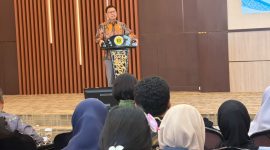 Kepala BPOM, Prof. dr. Taruna Ikrar, M.Biomed., Ph.D., mengawali kuliah umumnya  diaula Lantai 3, Universitas Mataram. Kamis, (8/10/2027). Dok. Istimewa. 