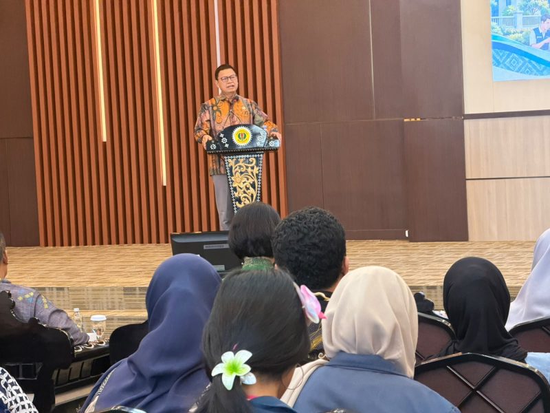 Kepala BPOM, Prof. dr. Taruna Ikrar, M.Biomed., Ph.D., mengawali kuliah umumnya  diaula Lantai 3, Universitas Mataram. Kamis, (8/10/2027). Dok. Istimewa. 