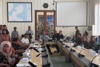 Sekda Haltim, Ricky Chairul Richfat, saat mewakili Bupati Haltim membuka HLM, TPID, bersama Perwakilan Bank Indonesia Provinsi Maluku Utara, di aula Kantor Bupati. Kamis, (8/10/2026).Dok. M. Dzarik.