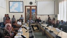 Sekda Haltim, Ricky Chairul Richfat, saat mewakili Bupati Haltim membuka HLM, TPID, bersama Perwakilan Bank Indonesia Provinsi Maluku Utara, di aula Kantor Bupati. Kamis, (8/10/2026).Dok. M. Dzarik.