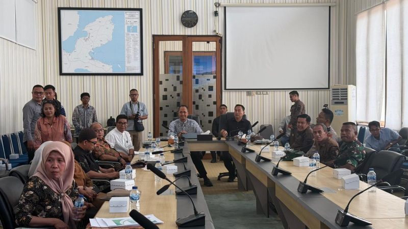 Sekda Haltim, Ricky Chairul Richfat, saat mewakili Bupati Haltim membuka HLM, TPID, bersama Perwakilan Bank Indonesia Provinsi Maluku Utara, di aula Kantor Bupati. Kamis, (8/10/2026).Dok. M. Dzarik. 