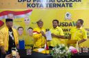 Ketua Tim Pemenangan Ardian Idhan, M. Tamrin Budi, bersama LO, Bongso Hi. Arahman, mengantarkan dan mendaftarkan formulir pencalonan Ardian Idhan di Sekretariat DPD II Partai Golkar Kota Ternate. Kamis, (8/10/2026). Dok. Agis. 