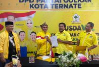 Ketua Tim Pemenangan Ardian Idhan, M. Tamrin Budi, bersama LO, Bongso Hi. Arahman, mengantarkan dan mendaftarkan formulir pencalonan Ardian Idhan di Sekretariat DPD II Partai Golkar Kota Ternate. Kamis, (8/10/2026). Dok. Agis. 