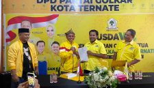 Ketua Tim Pemenangan Ardian Idhan, M. Tamrin Budi, bersama LO, Bongso Hi. Arahman, mengantarkan dan mendaftarkan formulir pencalonan Ardian Idhan di Sekretariat DPD II Partai Golkar Kota Ternate. Kamis, (8/10/2026). Dok. Agis.