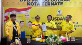 Ketua Tim Pemenangan Ardian Idhan, M. Tamrin Budi, bersama LO, Bongso Hi. Arahman, mengantarkan dan mendaftarkan formulir pencalonan Ardian Idhan di Sekretariat DPD II Partai Golkar Kota Ternate. Kamis, (8/10/2026). Dok. Agis. 