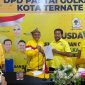 Ketua Tim Pemenangan Ardian Idhan, M. Tamrin Budi, bersama LO, Bongso Hi. Arahman, mengantarkan dan mendaftarkan formulir pencalonan Ardian Idhan di Sekretariat DPD II Partai Golkar Kota Ternate. Kamis, (8/10/2026). Dok. Agis. 