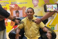 Wakil Ketua DPRD Kota Ternate, Amin Subuh, Saat di temui wartawan ruang kerja kantor DPD Partai Golkar Kota Ternate. Kamis, (08/10/26). Dok. Agis.